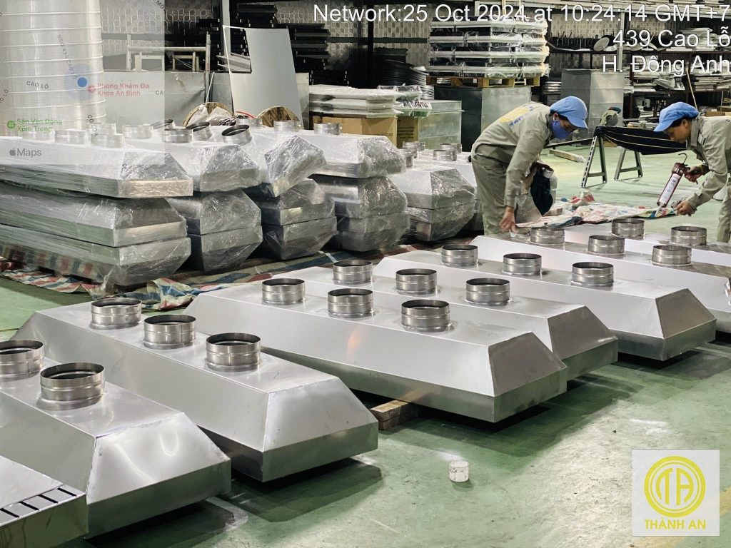 Chụp hút inox là thiết bị không thể thiếu trong hệ thống bếp công nghiệp, nhà máy chế biến thực phẩm,