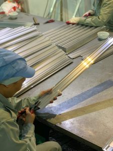 công đoạn lắp ráp cửa gió