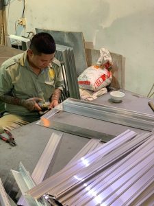 công đoạn lắp ráp cửa gió