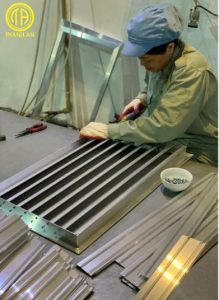 công đoạn lắp ráp cửa gió