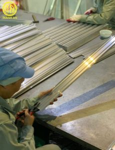 công đoạn lắp ráp cửa gió