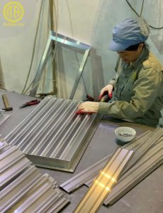 công đoạn lắp ráp cửa gió