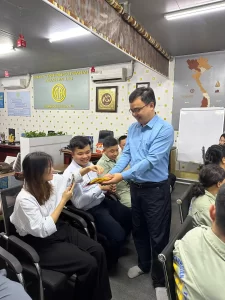 Nhận phong bao lì xì từ Ban lãnh đạo công ty ống gió Thành An