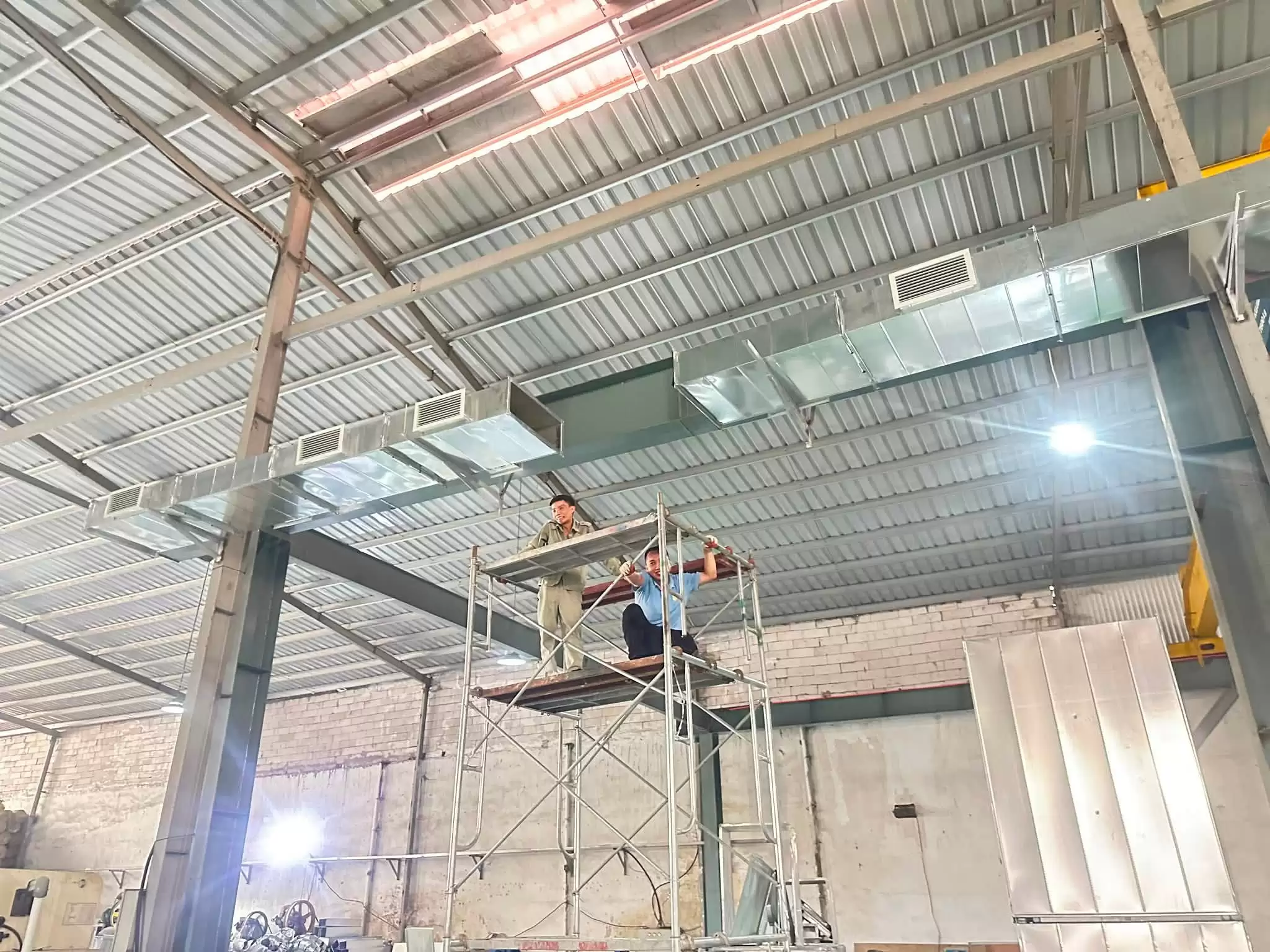 hệ thống hút khí nóng nhà xưởng, hệ thống hút khí nóng cho nhà máy, hệ thống thông gió nhà xưởng, thi công hệ thống hút khí nóng, hút khí nóng nhà xưởng